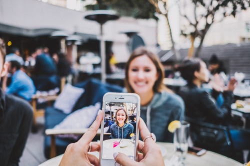 La oxitocina: la hormona que da like y saca el lado más sociable de las personas