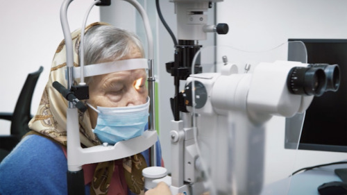 Transformando la visión de pacientes sin lentes intraoculares